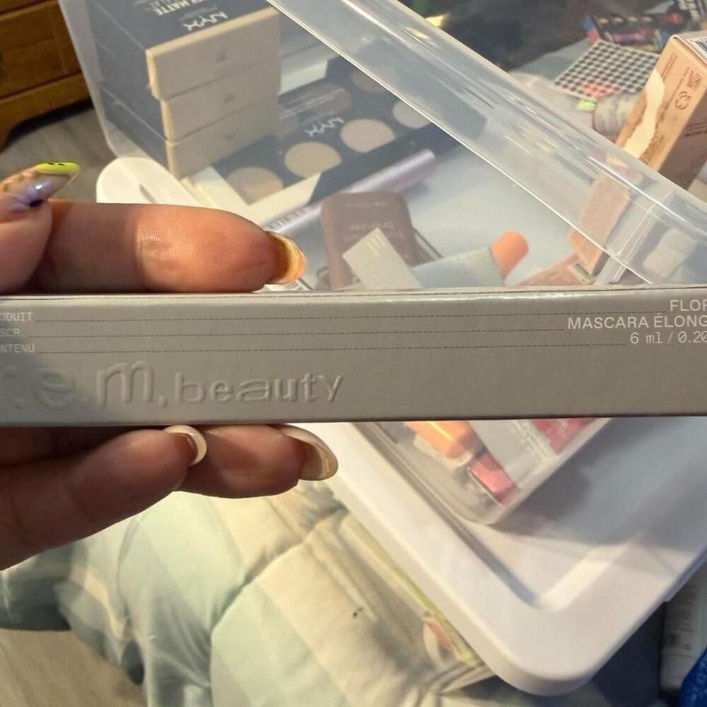 R.E.M beauty mascara